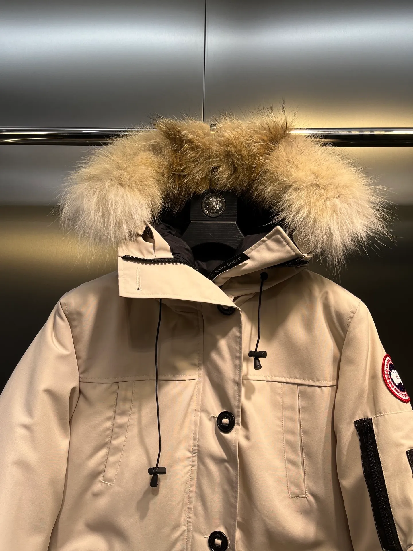 P840 Canada Goose Canada Goose #Expedition03 Parker, a treasure of Canadian origin! Limited supply worldwide! Canada Goose Model 03 is a top-notch couple model. The polar cold-proof outdoor series fur collar detachable hooded parka down jacket is the first Goose in 2024. I hope my friends will like it. Peak quality. I hope everyone can identify it together! The most popular cool items of the Big Goose family in 2024 are online. The same popular product of Yi Yang Qianxi is said to be a joint limited edition Big Goose that cannot be bought in autumn and winter. If you dislike the sameness of the Big Goose in the past, then this model will definitely give you a different experience! This year's most powerful couple's collection for autumn and winter is online, a top-notch luxurious ready-to-wear style, paired with an outdoor warm down jacket with great style and charm! The most standard and classic items of the Daye family in the past two years are equipped with unique reflective stripes for embellishment, which further shows the high-end fashion performance effect. With the embellishment of hardware buckles, it has excellent performance effect. The upper body is clean, simple and elegant, even for urban leisure. It is suitable for various occasions. Designed with large pockets, this model has a large capacity and is equipped with reflective stripes, making it safer at night. It is suitable for various adventure activities. It is made of windproof and waterproof technical materials. The interior is filled with full white duck down, which is absolutely cold-proof and warm. It also has a stand-up collar design and fine fluff at the collar, with meticulous attention to detail! The charm of this model is also more spiritual, and the upper body has more temperament and specifications. It perfectly shows the ultra-high standard of fashionable performance of this model, integrating outdoor and life, and you can even create high-street wear! The most pinnacle limited-edition goose that we have presented so far, both in terms of design and detailed materials, it is completely outstanding. The grand and evergreen version design is matched with cool reflective elements. The overall appearance can be said to be quite high, and it has that kind of powerful outdoor performance! It combines high-end casual attributes with high-street style. It is high-grade, domineering, warm, and beautiful. The visibility of the upper body is quite strong, and the configuration of the owl element is highly brand-recognizable. It fully complements the overall brand performance and visual effects, and also has the high-end sense of fashion and fashionable performance. It is a must-buy product because it is the most awesome down brand on the planet and one of Canada's three national treasure brands. It is also a sentimental down luxury brand. In the field of polar cold-proof clothing, Goose has made an irreplaceable contribution... Size: xs s m l xl